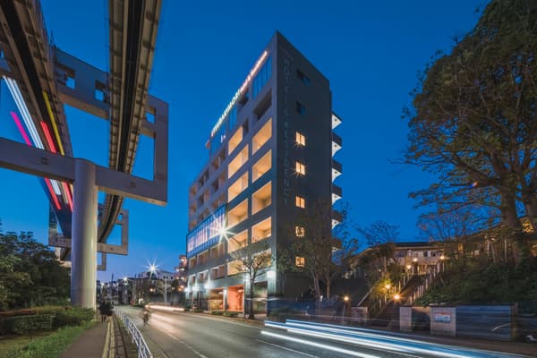 지바 도시 모노레일이 지나가는 밤의 THE TSUBAKIMORI Hotel & Residence 모습