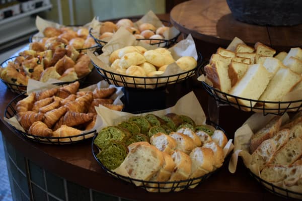 Pan recién horneado servido de forma ilimitada en Bread, Espresso & Sakaisuji Club