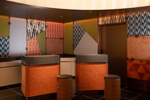 Meja resepsionis dengan panel dinding bergaya patchwork di Citadines North Shinjuku Tokyo