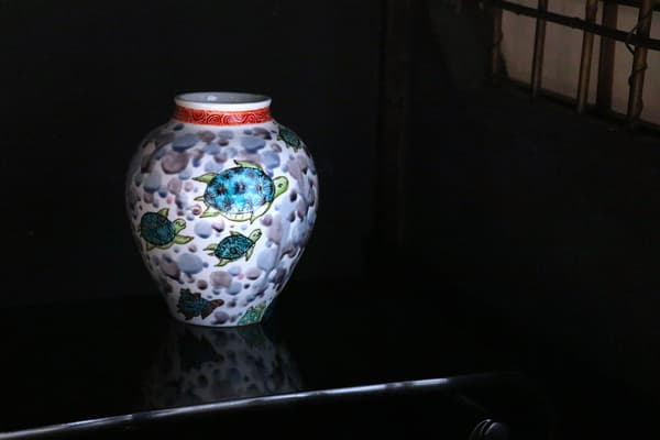 Kutani ware works by Chika Yoshigai