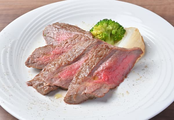 Bistec de ternera a la parrilla en la cocina en vivo