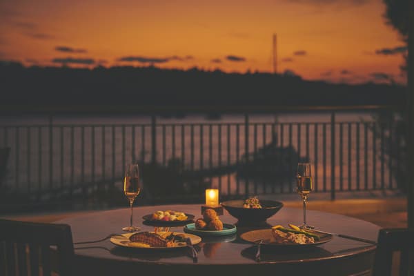 在暮色中俯瞰万座海的晚餐时光