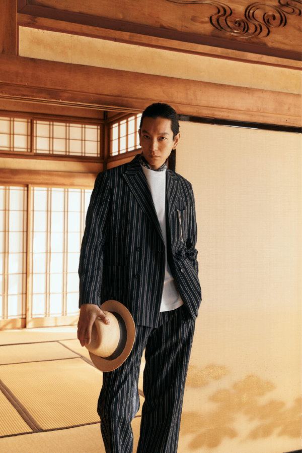 夹克 ¥49,500 / T 恤 ¥9,900 / 下装 ¥24,200（所有价格均含税）