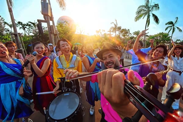 Large mist fan installed at attraction waiting area