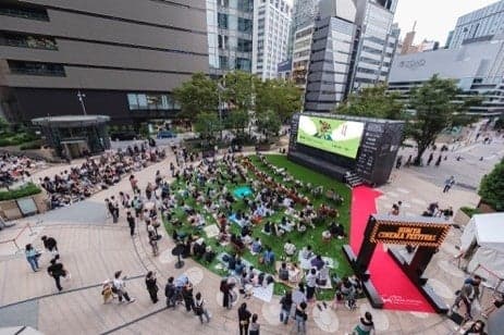 Proyección al aire libre en el Hibiya Cinema Festival