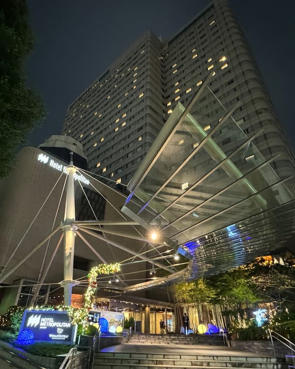 ภายนอกโรงแรมยามค่ำคืนพร้อมไฟประดับคริสต์มาส