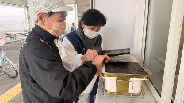 在備長炭上烤海苔