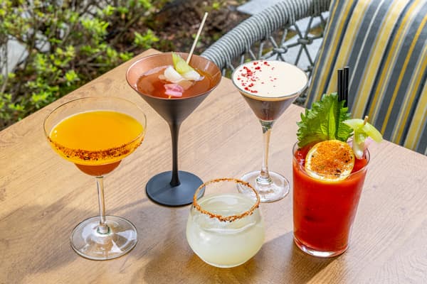 Colección de cócteles especiados — desde la izquierda: Mango Chaw, Spicy & Dirty Martini, Shichimi Dog, Spicy Espresso Martini, Spicy Bloody Mary