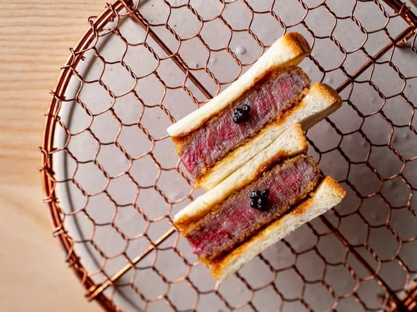 Sándwich katsu de wagyu del menú nocturno