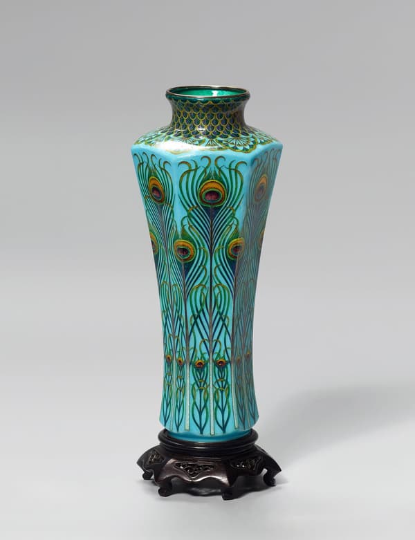 Ando Jubei (安藤重兵衛), 銀七宝孔雀尾花瓶, 1903, colección privada