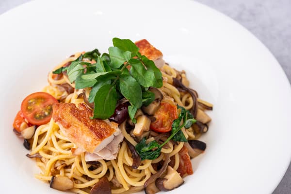 比內地雞與菇類義大利辣椒油意麵