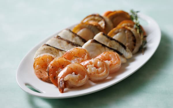 烤白鱼、土佐酱油烤扇贝、香草炒虾