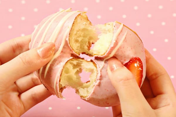 Fluffy Fresh Donut Strawberry detail