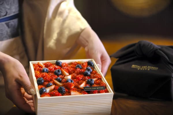 Kue Natal stroberi Kyoto dalam kotak kayu dengan kain furoshiki