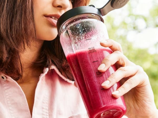 Botella portátil con tapa tipo vaso