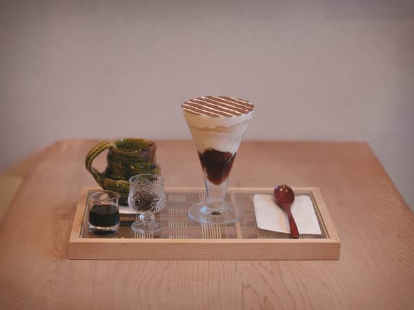 Un parfait de tiramisú en una bandeja