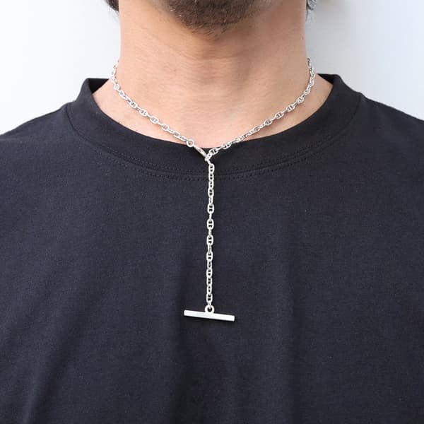 COLLAR HOLLOW MARINE CHAIN (FINO) puesto alrededor del cuello, vista alternativa