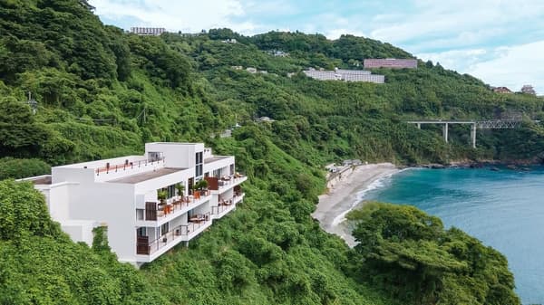소가우라 해안가에 위치한 UMITO ATAMI HONTEI의 전경