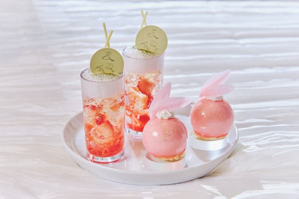 左：草莓抹茶杯裝甜點 / 右：草莓慕斯