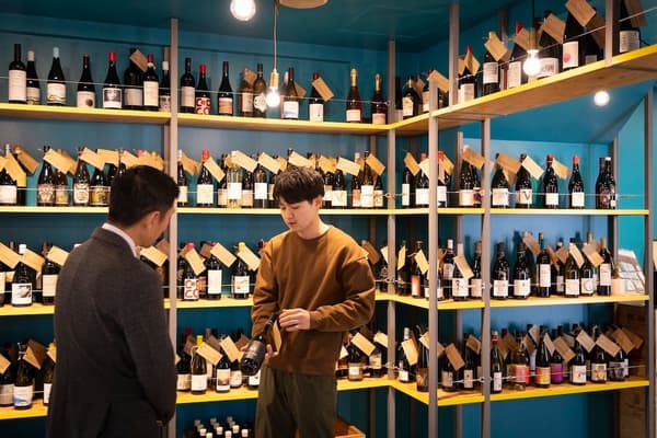 工作人员仔细讲解每款葡萄酒