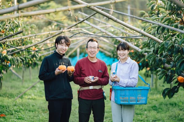 คุณฟุคุอิ ชูจิ (กลาง) กับพนักงาน Misasa Yogurt ที่ฟุคุอิคาจุเอ็นในเมืองคุราโยชิ