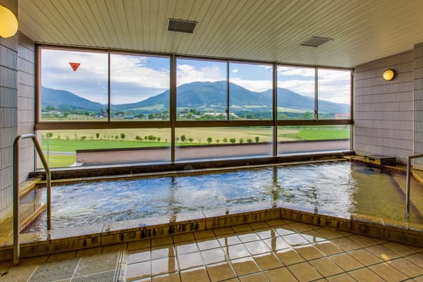 天然氡温泉“高原之汤”，享有蒜山山峰的全景