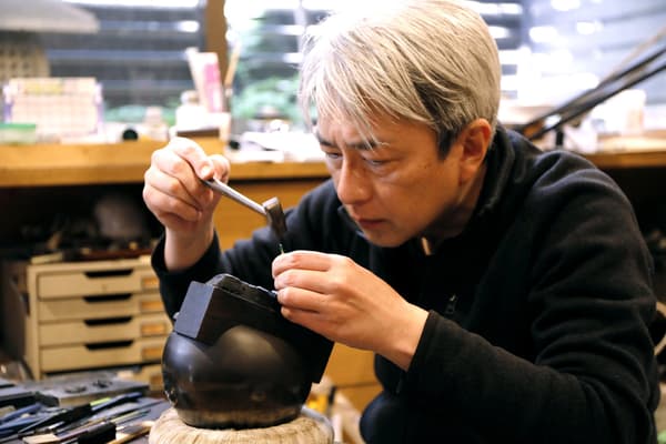 El grabador de hojas de espada Yanagimura Soju, quien realizó el grabado de la réplica de Nihon-go