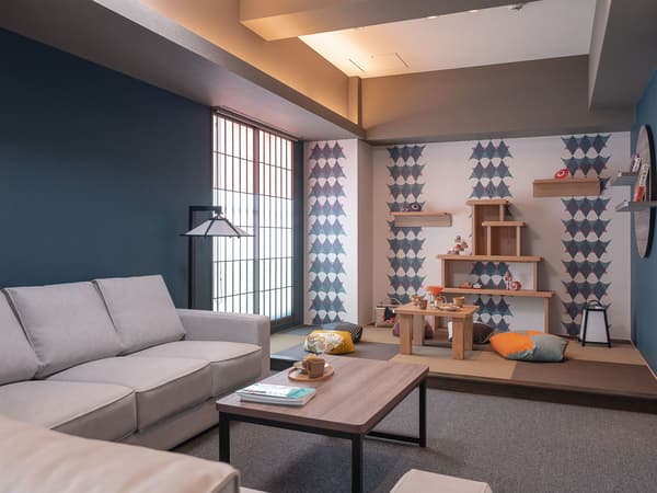 Sala de estar con una zona de tatami elevada en una suite