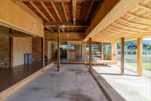 具有传统魅力的开放式泥地（doma）