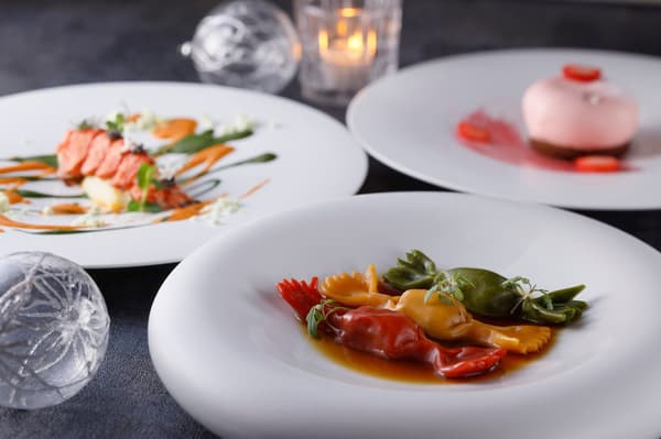Lobster, pasta warna-warni, dan hidangan penutup dari paket Natal FORNI