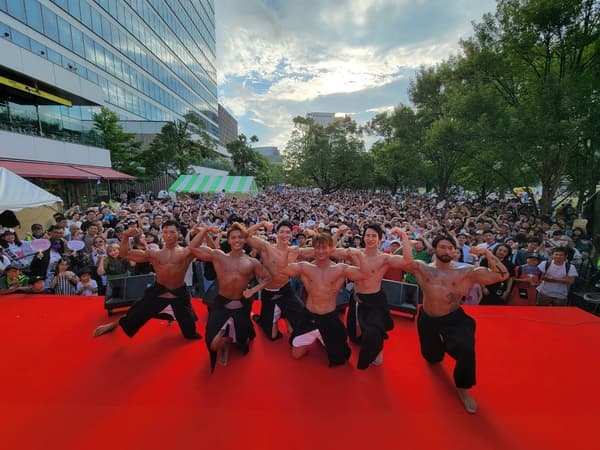 正在跳肌肉盂兰盆舞的ALL OUT成员