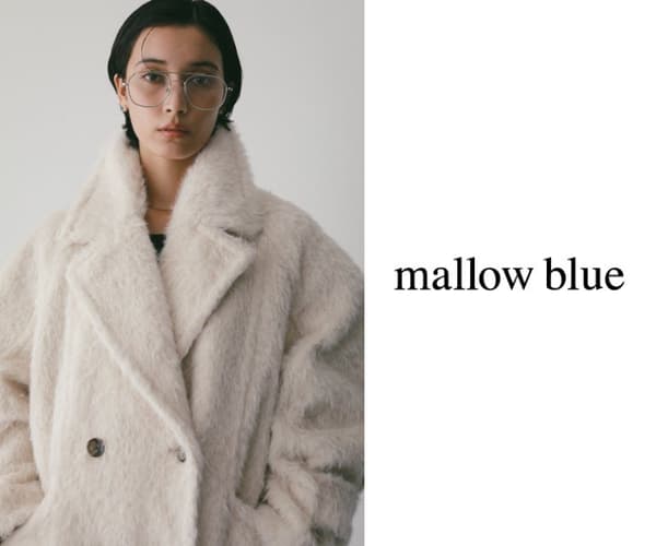 mallow blue 섀기 롱 코트와 트레이너