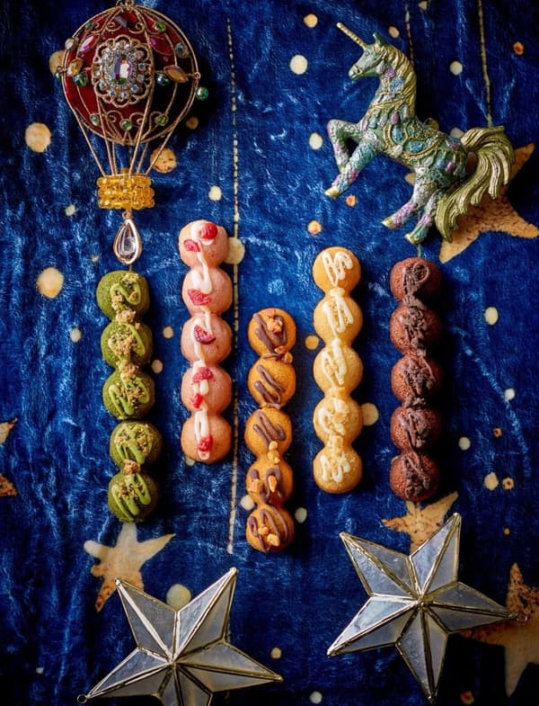 五种口味的Étoile Toranomon费南雪（从左至右：抹茶、草莓、焦糖、原味、巧克力）