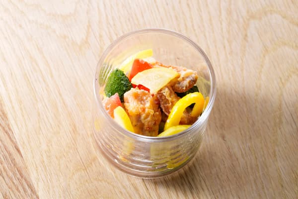 夏季蔬菜意式醋渍鱼 (Carpione) 配盐渍柠檬与意式烟肉