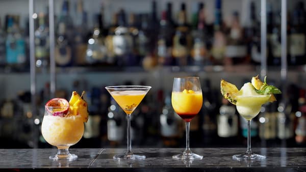 Koktail buah musiman di BAR PLUS