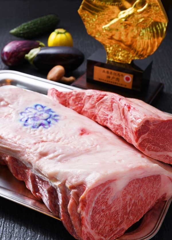 Segel krisan yang menyatakan bahwa daging sapi Kobe memenuhi standar kualitas yang ketat