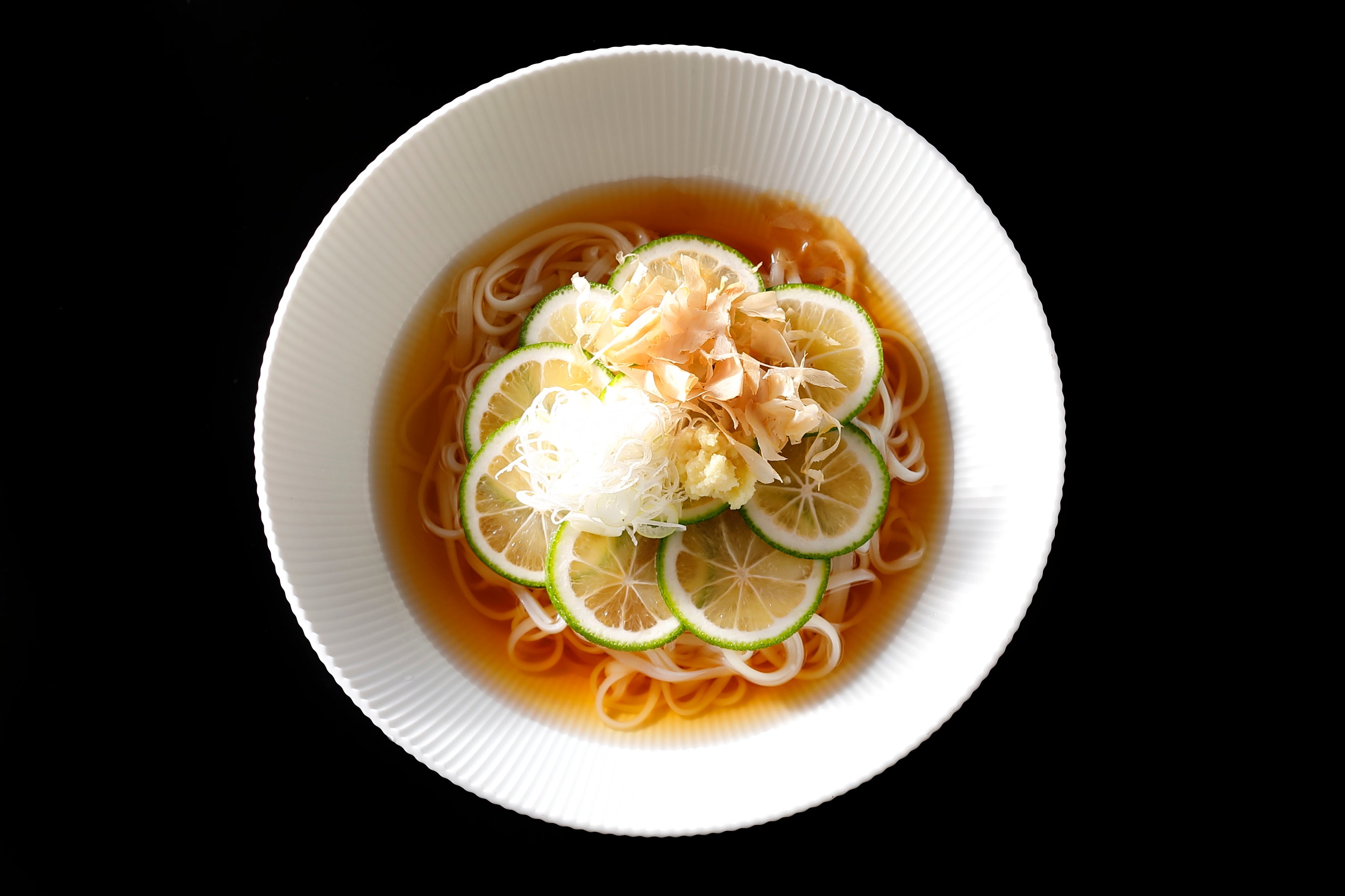Primer plano de Udon frío de kabosu