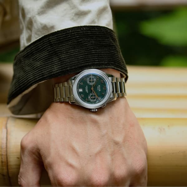Un brazalete de eslabones planos con atractivo atemporal