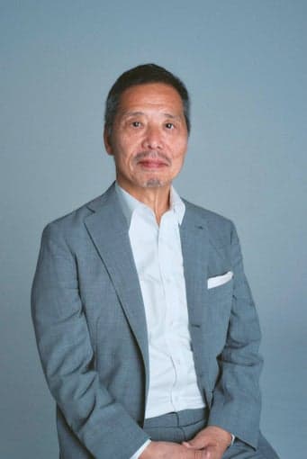 예술 감독 및 큐레이터 아키모토 유지