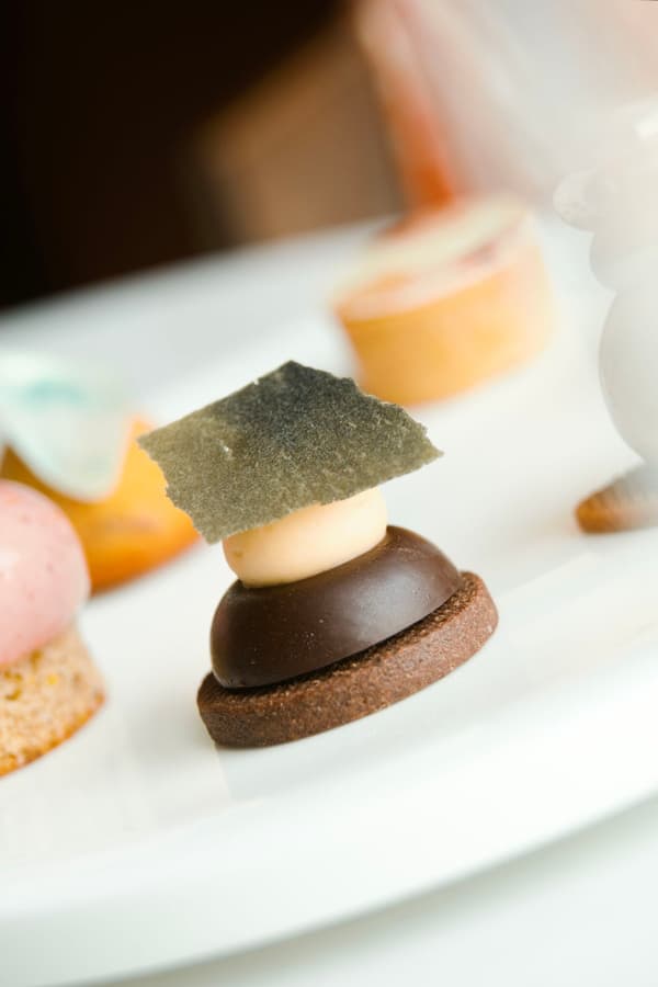 Dessert inspired by 《嵐のなかの船》, a painting of a ship in a storm