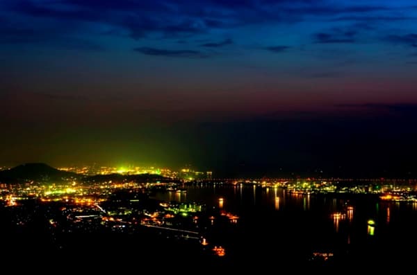 日落后从露台看到的迷人夜景