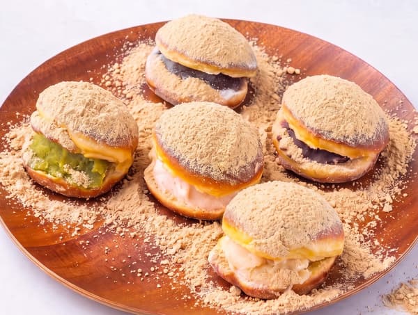 Dorayaki dusted with kinako