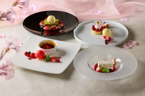 以樱桃和樱桃图案精美呈现的春季甜点
