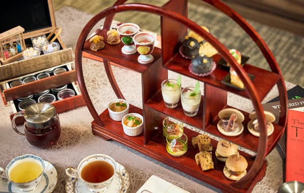Hora del té única en el Shiba Park Hotel, disfrutada en un espacio rodeado de libros