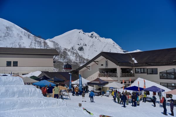 谷川岳雪山节的场地在谷川岳的映衬下展开