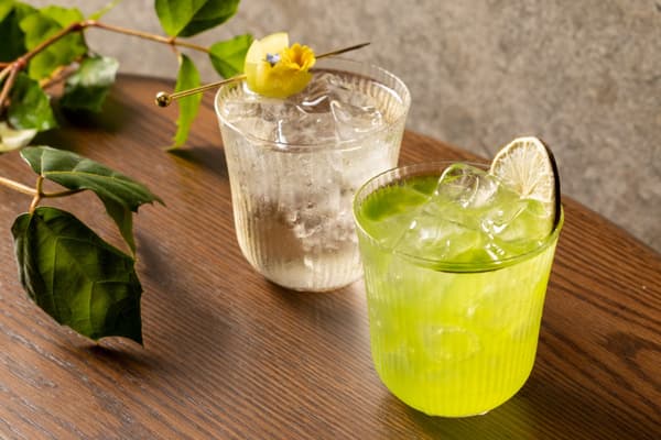 季节性鸡尾酒——Verde Fresca（右），Garden Cooler（左）