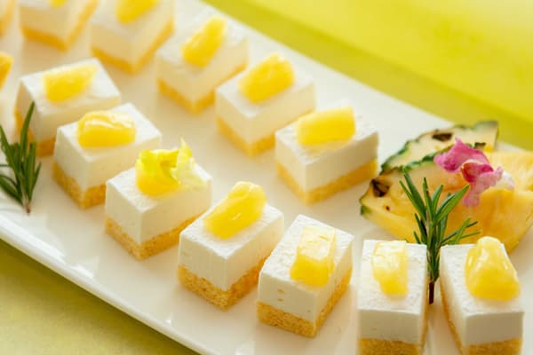 Rare cheesecake with pineapple