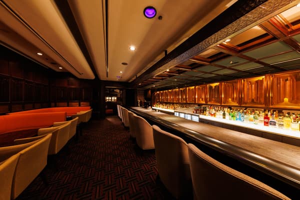 “旋转木马”酒吧内部