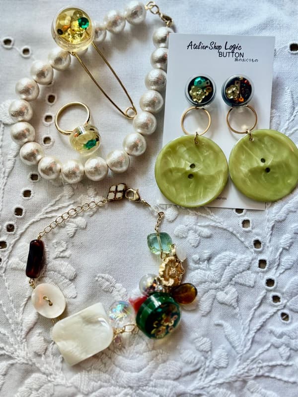 Anting kancing, gelang, dan pin