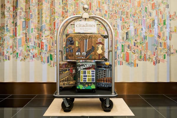 Koper-koper lukis di kereta bagasi di Citadines North Shinjuku Tokyo